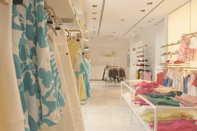 Interno di un negozio di abbigliamento luminoso